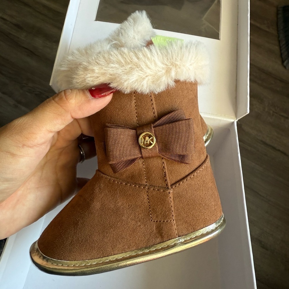 Michael Kors Baby Boots Size 3 Tan Faux Fur Bow Cozy Winter NWT - Picture 3 of 7